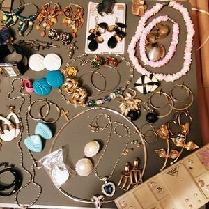 90 Piece Lot Fashion Jewelry